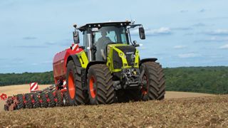 Claas équipe son tracteur Axion 800 de la variation continue. © Claas Claas équipe son tracteur Axion 800 de la variation continue. © Claas